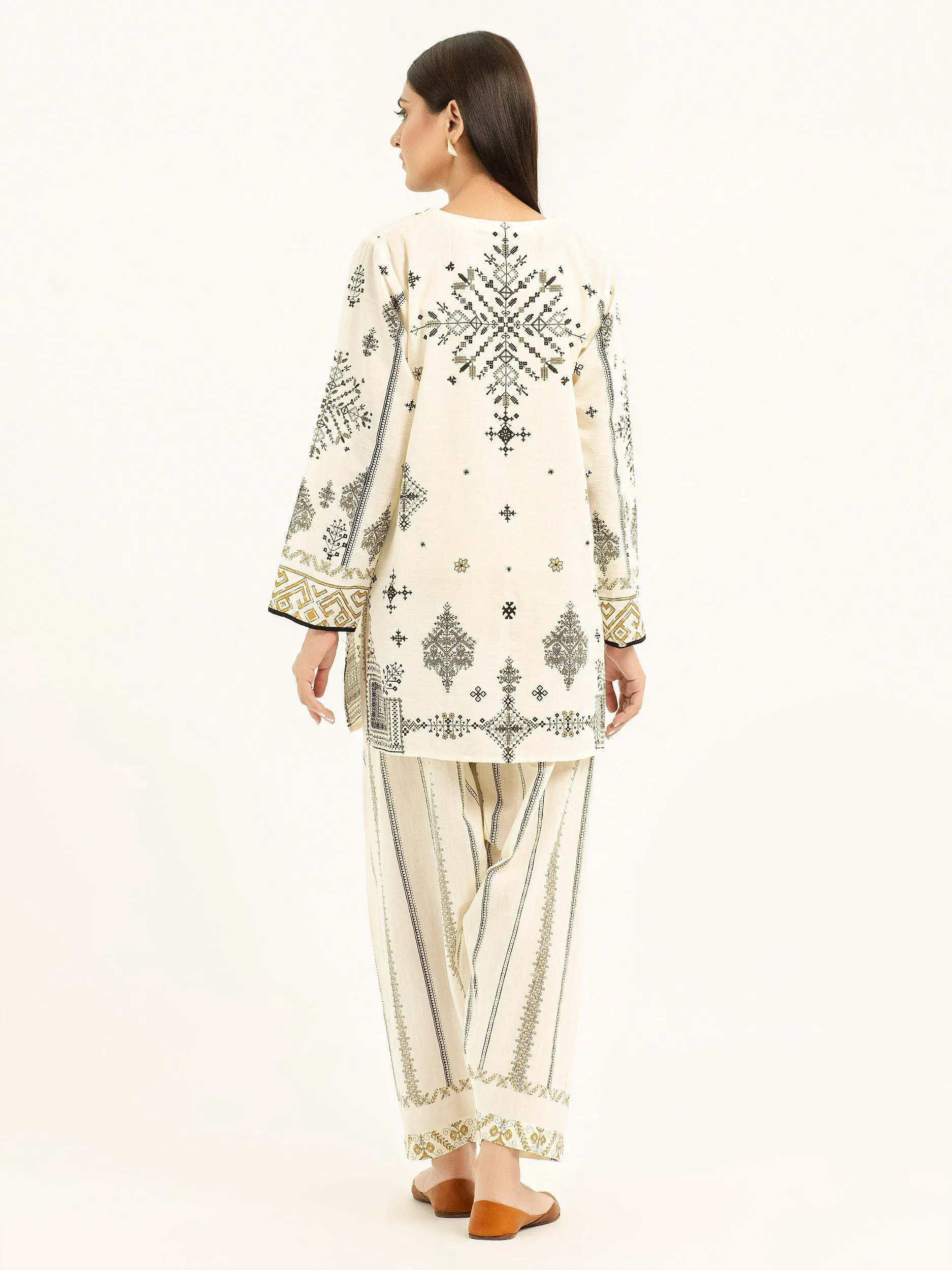 2 Piece Khaddar Suit-Embroidered (Pret)