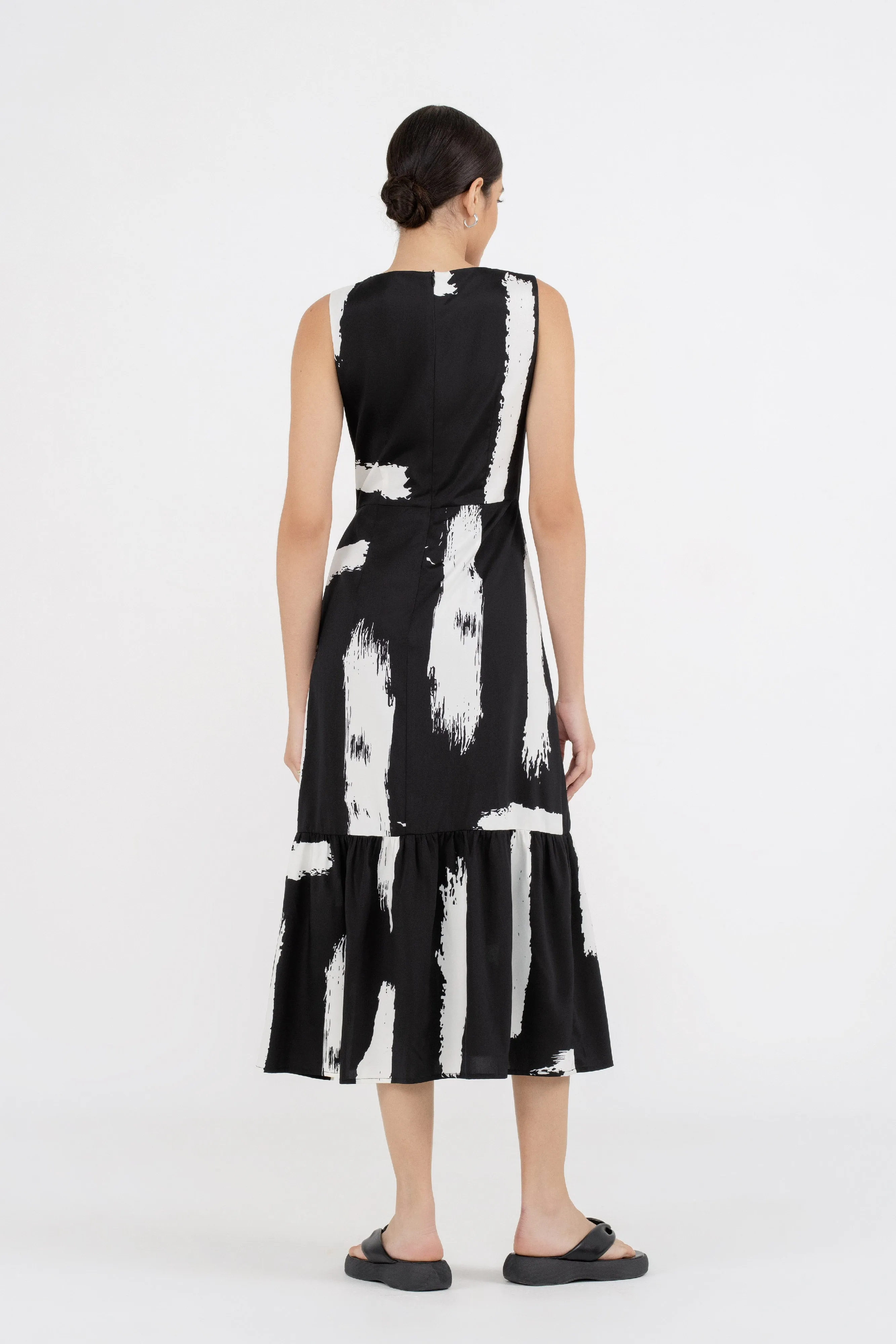 Jayde Front Tie Patterned Dress in Elegant Black